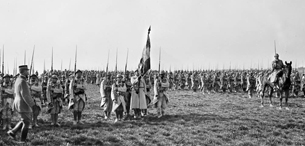 ECPAD - SPA 22 P 265 - Revue des troupes par le général Gouraud. - 17/05/1916 - Boussuge, Gabriel ECPAD - SPA 22 P 265 - Revue des troupes par le général Gouraud. - 17/05/1916 - Boussuge, Gabriel