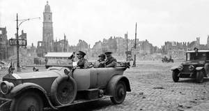 ECPAD - SPA 32 LO 2077 - Cambrai, M. Clemenceau et le maréchal Haig traversant en auto la place d'armes. - 13/10/1918 - Lorée, Marcel ECPAD - SPA 32 LO 2077 - Cambrai, M. Clemenceau et le maréchal Haig traversant en auto la place d'armes. - 13/10/1918 - Lorée, Marcel