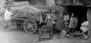 ECPAD - SPA 1 MR 42 - à Villers-la-Fosse, des ambulanciers dans une carrière et une section d'autos sanitaires. - 26/07/1917 - Marcel Martel ECPAD - SPA 1 MR 42 - à Villers-la-Fosse, des ambulanciers dans une carrière et une section d'autos sanitaires. - 26/07/1917 - Marcel Martel