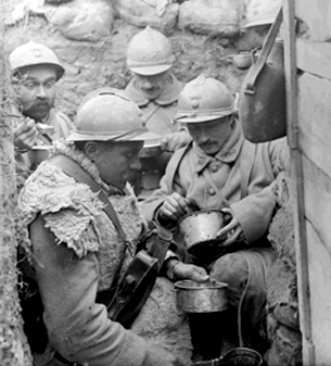 ECPAD - SPA 16 N 520 - Argonne, Est. Secteur du Four-de-Paris. Le repas des hommes dans la tranchée. - 12/11/1916 - Pansier, Pierre ECPAD - SPA 16 N 520 - Argonne, Est. Secteur du Four-de-Paris. Le repas des hommes dans la tranchée. - 12/11/1916 - Pansier, Pierre