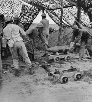 ECPAD - SPA 17 BO 899 - Beaurieux, arrivée d'un obus de 240 mm sur son chariot. - 26/06/1917 - Boulay, Maurice ECPAD - SPA 17 BO 899 - Beaurieux, arrivée d'un obus de 240 mm sur son chariot. - 26/06/1917 - Boulay, Maurice