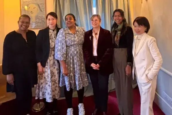 Mme Dominique VERIEN, Présidente de la délégation aux droits des femmes et à l’égalité des chances entre les hommes et les femmes, accompagnée des personnalités engagées pour la défense des droits des femmes