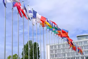 photo de drapeaux devant le conseil de l'Europe