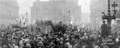 Le 11 novembre 1918, place de l'Opéra à Paris