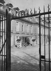 Sentinelle allemande devant la Présidence du Sénat