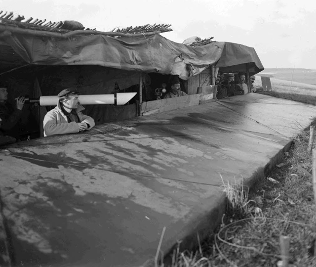 ECPAD - SPA 7 E 582 - Fort de Moulainville, Meuse, les observateurs dans leur cahute. - 16/01/1916 - Bouchetal, Julien ECPAD - SPA 7 E 582 - Fort de Moulainville, Meuse, les observateurs dans leur cahute. - 16/01/1916 - Bouchetal, Julien