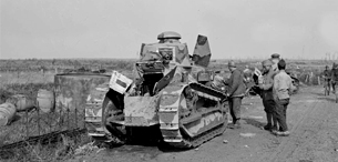 ECPAD - SPA 27 LO 1872 - Près de Saint-Juliaan, chars d'assaut Renault sur la route. - 20/10/1918 - Lorée, Marcel ECPAD - SPA 27 LO 1872 - Près de Saint-Juliaan, chars d'assaut Renault sur la route. - 20/10/1918 - Lorée, Marcel