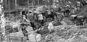 ECPAD - SPA 34 M 662 - Convoi de ravitaillement de mitrailleuses descendant par les boyaux du Trou-Bricot. - 27/09/1915 - Moreau, Albert ECPAD - SPA 34 M 662 - Convoi de ravitaillement de mitrailleuses descendant par les boyaux du Trou-Bricot. - 27/09/1915 - Moreau, Albert