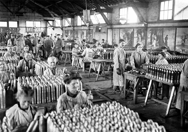 ECPAD - SPA 9 CB 103 - Fort d'Aubervilliers, atelier de peinture d'obus de 75 mm. - 31/05/1917 - Bauche ECPAD - SPA 9 CB 103 - Fort d'Aubervilliers, atelier de peinture d'obus de 75 mm. - 31/05/1917 - Bauche