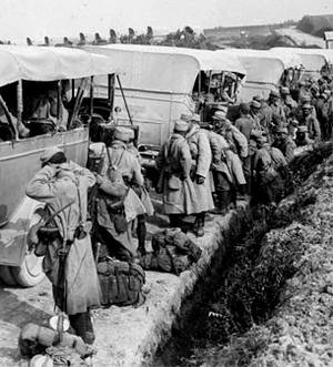 ECPAD - SPA 23 M 380 - La relève des troupes effectuée par des camions autos à Blangy. - 27/08/1915 - Moreau, Albert ECPAD - SPA 23 M 380 - La relève des troupes effectuée par des camions autos à Blangy. - 27/08/1915 - Moreau, Albert