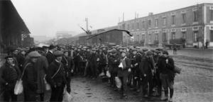 ECPAD - SPA 2 P 16 - Le départ de la classe 17 à la gare d'Ivry-sur-Seine. - 09/01/1916 - Boussuge, Gabriel ECPAD - SPA 2 P 16 - Le départ de la classe 17 à la gare d'Ivry-sur-Seine. - 09/01/1916 - Boussuge, Gabriel