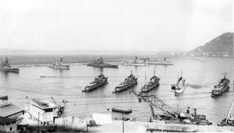 Mers el Kébir, 3 juillet 1940 Les cuirassés et contre-torpilleurs au mouillage, la veille de l'agression anglaise